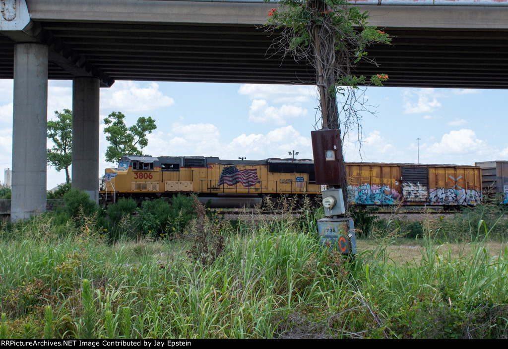 UP 3806 pulls a train into Englewood Yard from the North 